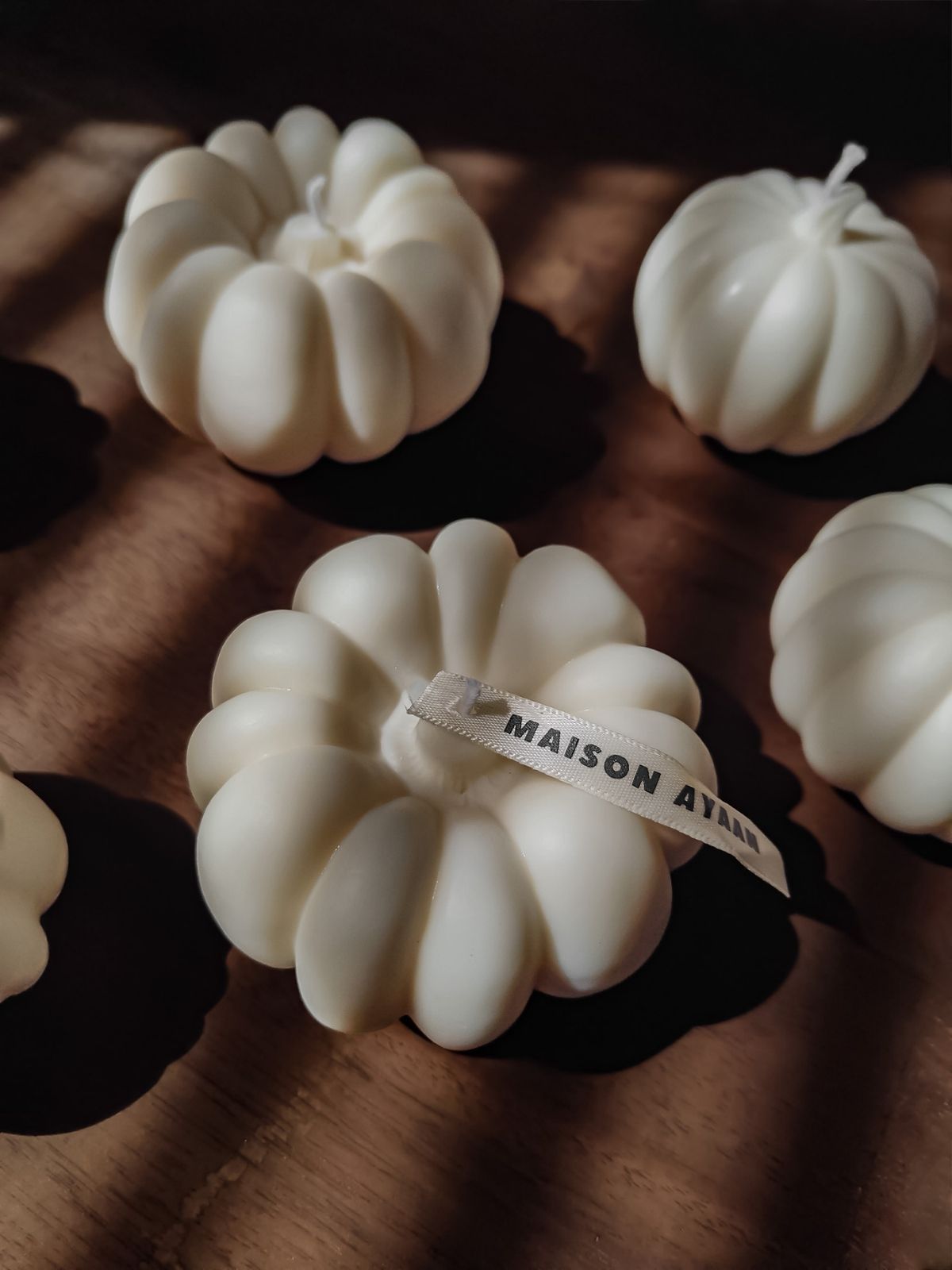 Grandes Bougies décoratives et artisanale forme citrouille. déco parfumée pour l'automne.  fabriqué en cire naturelle dans la ville de Lyon. bougie potiron decorative.