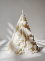 bougie en forme de robe de marié, décoration mariage. Bougie robe de marié artisanale et parfué. décoration mariage et cadeau invité. fait main en France. déco luxe, raffiné et chic pour un mariage.