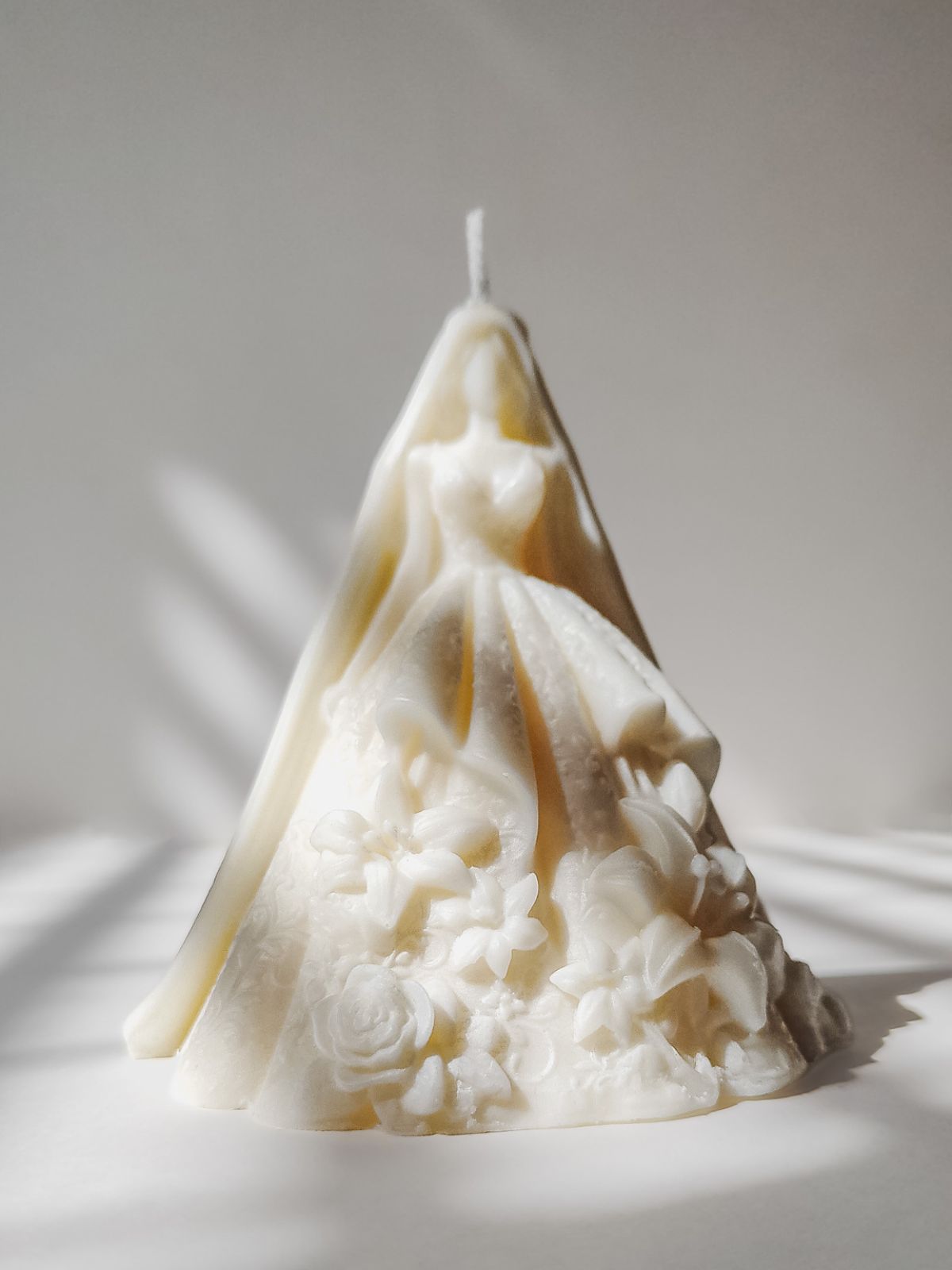 bougie en forme de robe de marié, décoration mariage. Bougie robe de marié artisanale et parfué. décoration mariage et cadeau invité. fait main en France. déco luxe, raffiné et chic pour un mariage.
