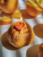 bougie parfumée orange, bougies orangetrompes l'oeil été, dolce vita décorations été dolcevita. bougies parfumées agrumes, déco fraîche et colorée , table d'été déco ensoleillé. fait main, artisat français et local. made in Lyon. décoration table d'été, décore orange tendance , trompe l'oeil, bougie orange et agrumes des beaux temps