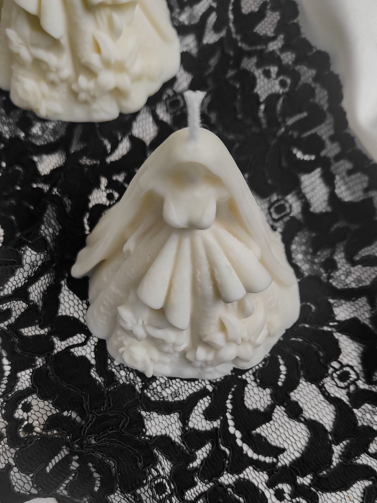bougie en forme de robe de marié, décoration mariage. Bougie robe de marié artisanale et parfué. décoration mariage et cadeau invité. fait main en France. déco luxe, raffiné et chic pour un mariage.