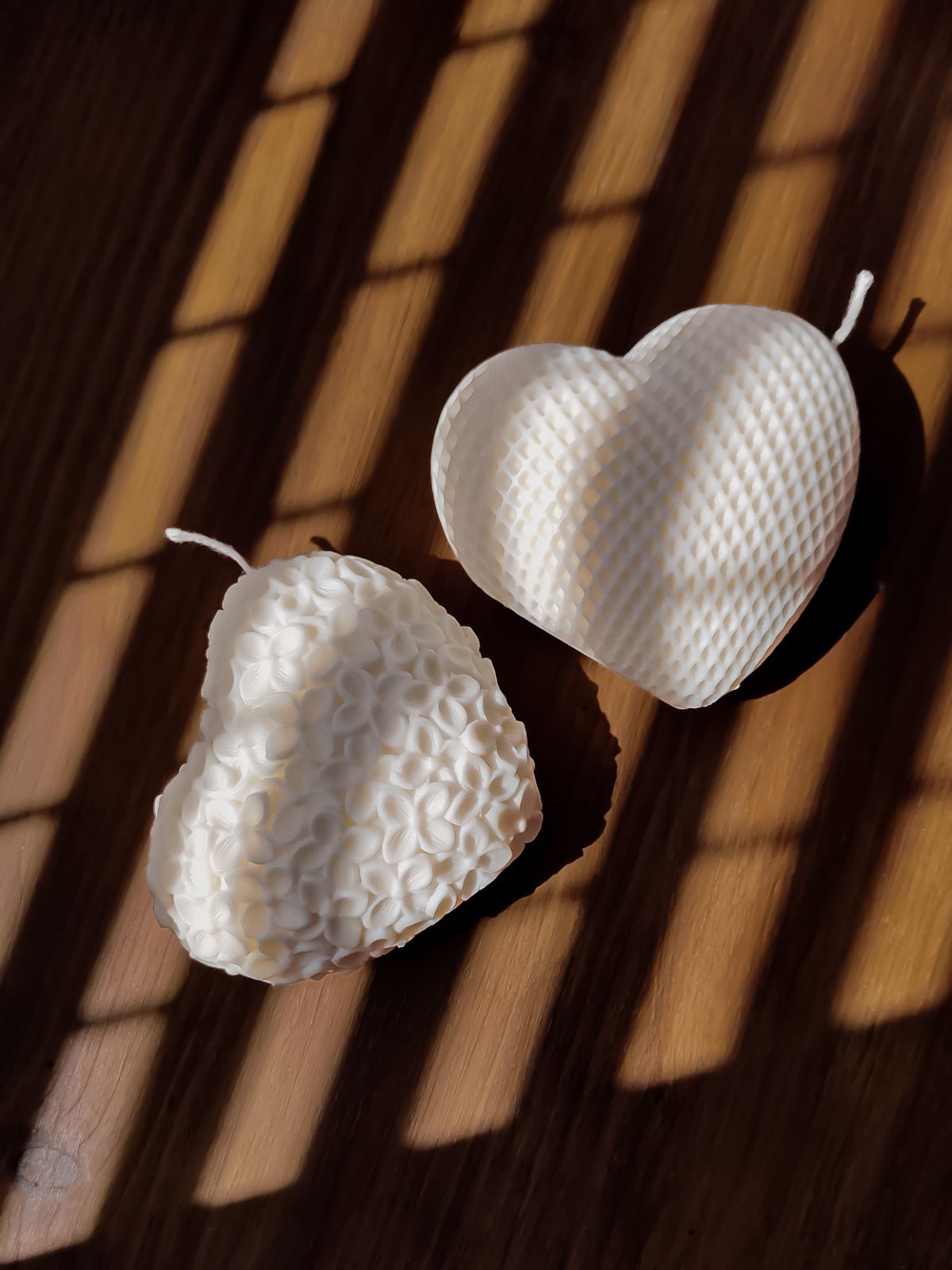 olie cadeau en forme de coeur avec une texture cadrillé pour une ambiance romantique et boheme. Bougies décoratives parfumées en forme de coeur. idée cadeau st valentin à offrir. Cadeau idéale pour les amoureux.