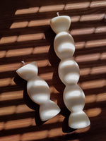 bougie pilier decorative design. déoration de salon et de table basse. décoration de maison stylé. bougie artisanale fabriqué en France et parfumée. décoration art de table raffinée.