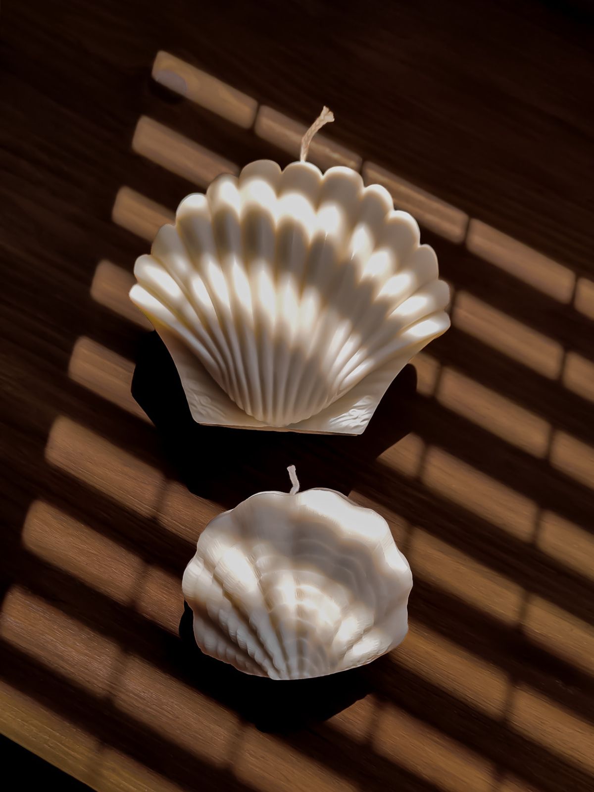 Bougie parfumée en forme coquillage. Décoration de tendance marine pour une ambiance bord de mer. bougie naturelle en cire de soja 100% végétale.