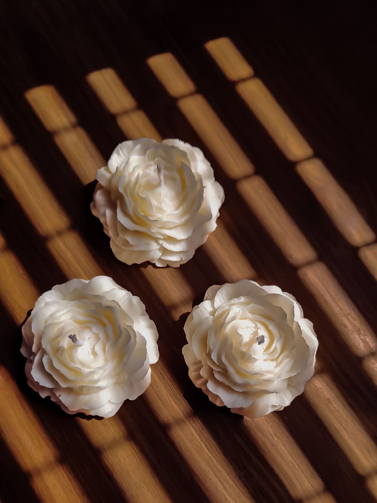 bougie fleur en forme de pivoine - Une décoration artisanale française fabriquée avec amour dans la ville de Lyon en France - cadeau marriage fetes des mères
