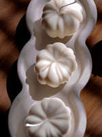 Bougie naturelle citrouile- deco d'automne sympa. Bougie decorative de maison artisanale. fabrication française dans la ville de Lyon. Cire végétale eco responsable et bio fabriqué à la main et parfumée.