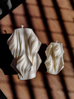 Grande et petite Bougie déco en forme de drapé. Objet décorative de maison artisanal. bougie pour décorer table basse, bibliothèque, ou centre de table. fabriquée à la main en France a base de cire de soja 100% naturelle. bougie décorative parfumée.