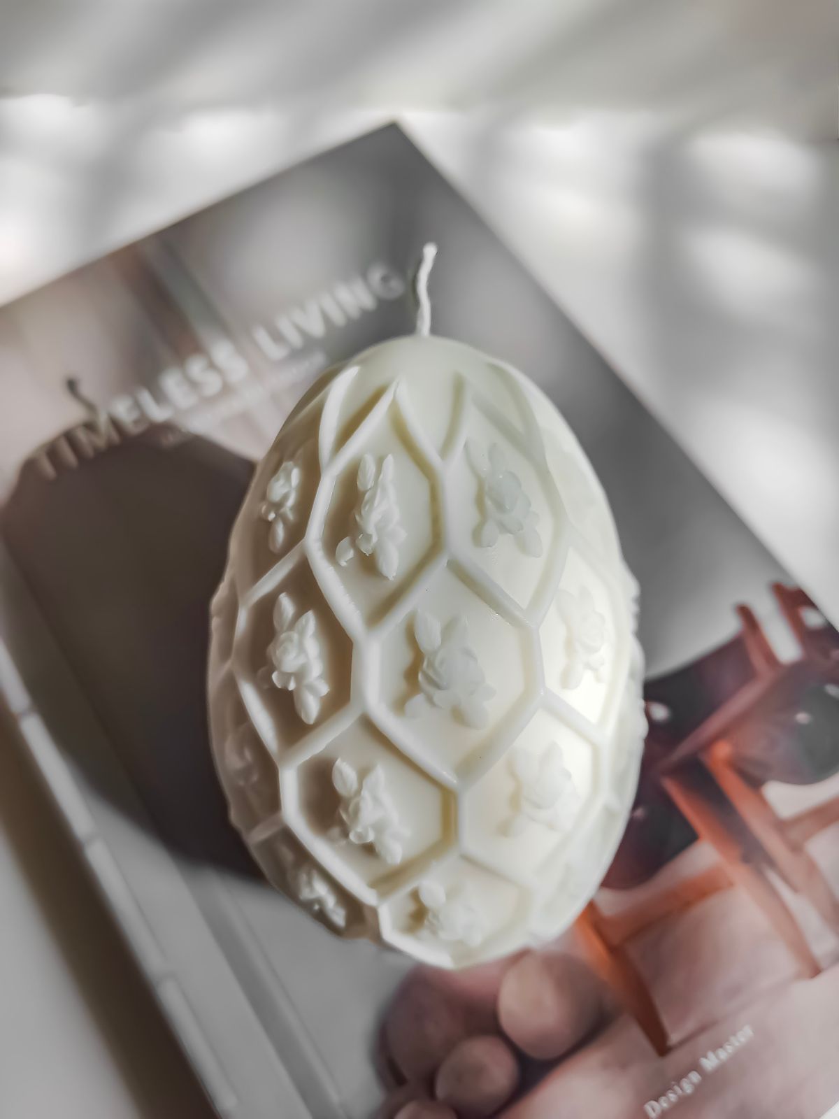 Bougie decorative en forme d'Oeuf orné de motifs floraux avec texture. Décoration de pâques et de printemps. Made in Lyon Idée cadeau fetes de mere, mariage et anniversaire. déco luxe, oeuf en cire naturelle.