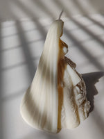 bougie en forme de robe de marié, décoration mariage. Bougie robe de marié artisanale et parfué. décoration mariage et cadeau invité. fait main en France. déco luxe, raffiné et chic pour un mariage.