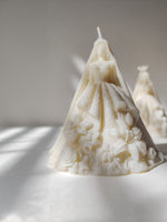 bougie en forme de robe de marié, décoration mariage. Bougie robe de marié artisanale et parfué. décoration mariage et cadeau invité. fait main en France. déco luxe, raffiné et chic pour un mariage.
