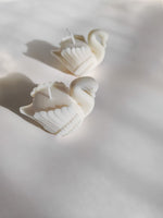 Bougie cygne, déco mariage raffinée. bougie decorative cygne parfuméé. fabrication artisanale en cire naturelle. bougie sculpturale luxe. idee cadeau invité mariage, baptème, cadeau marié prestige. fabrication française. swan candle. swan. décoration cygne.