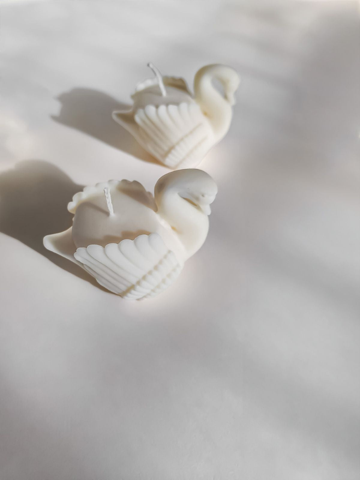 Bougie cygne, déco mariage raffinée. bougie decorative cygne parfuméé. fabrication artisanale en cire naturelle. bougie sculpturale luxe. idee cadeau invité mariage, baptème, cadeau marié prestige. fabrication française. swan candle. swan. décoration cygne.