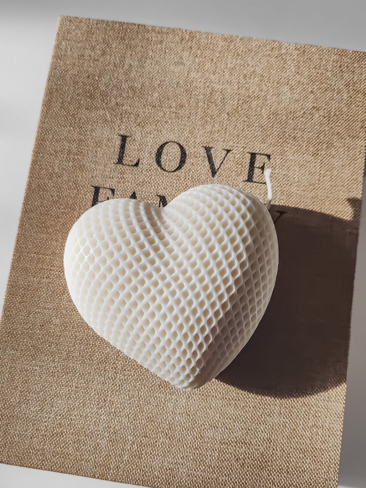 Jolie cadeau en forme de coeur avec une texture cadrillé pour une ambiance romantique et boheme. Bougies décoratives parfumées de table en forme de coeur. idée cadeau st valentin à offrir. Cadeau idéale pour les amoureux.