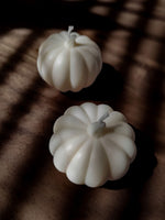 Bougie décorative et artisanale forme citrouille. déco parfumée pour l'automne.  fabriqué en cire naturelle dans la ville de Lyon. bougie potiron decorative.