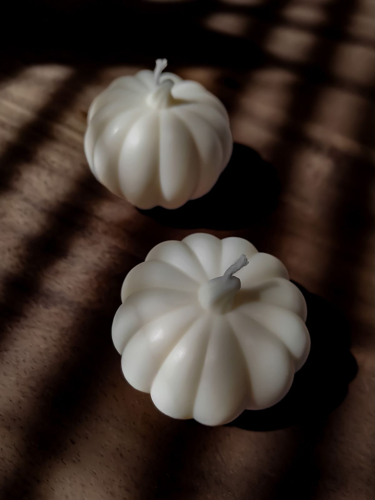 Bougie décorative et artisanale forme citrouille. déco parfumée pour l'automne.  fabriqué en cire naturelle dans la ville de Lyon. bougie potiron decorative.