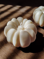 Grande Bougie décorative et artisanale forme citrouille. déco parfumée pour l'automne.  fabriqué en cire naturelle dans la ville de Lyon. bougie potiron decorative.