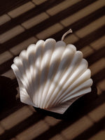 Bougie parfumée en forme coquillage. Décore aquatique tendance pour une ambiance bord de mer. bougie naturelle en cire de soja 100% végétale.