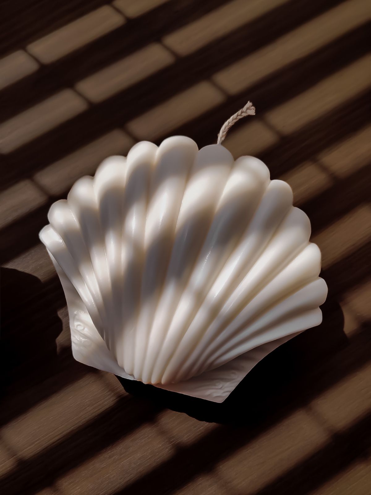 Bougie parfumée en forme coquillage. Décore aquatique tendance pour une ambiance bord de mer. bougie naturelle en cire de soja 100% végétale.