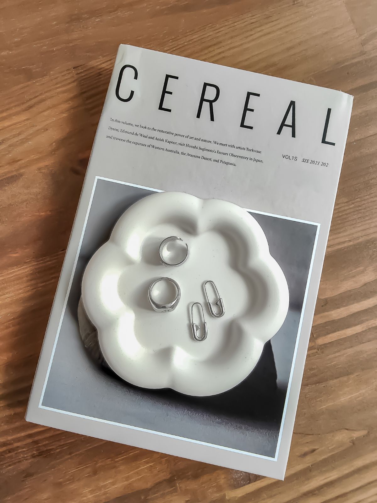 Un plateau en forme de fleur pour ajouter sur la table basse du salon en petit décore.