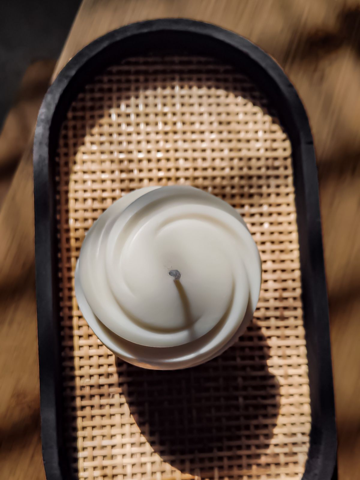 bougie parfumée en forme de sphère décorative sur un plateau. bougie ronde naturelle en cire végétale de soja