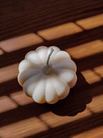 Bougie décorative et artisanale forme citrouille. déco parfumée pour l'automne.  fabriqué en cire naturelle dans la ville de Lyon. bougie potiron decorative.