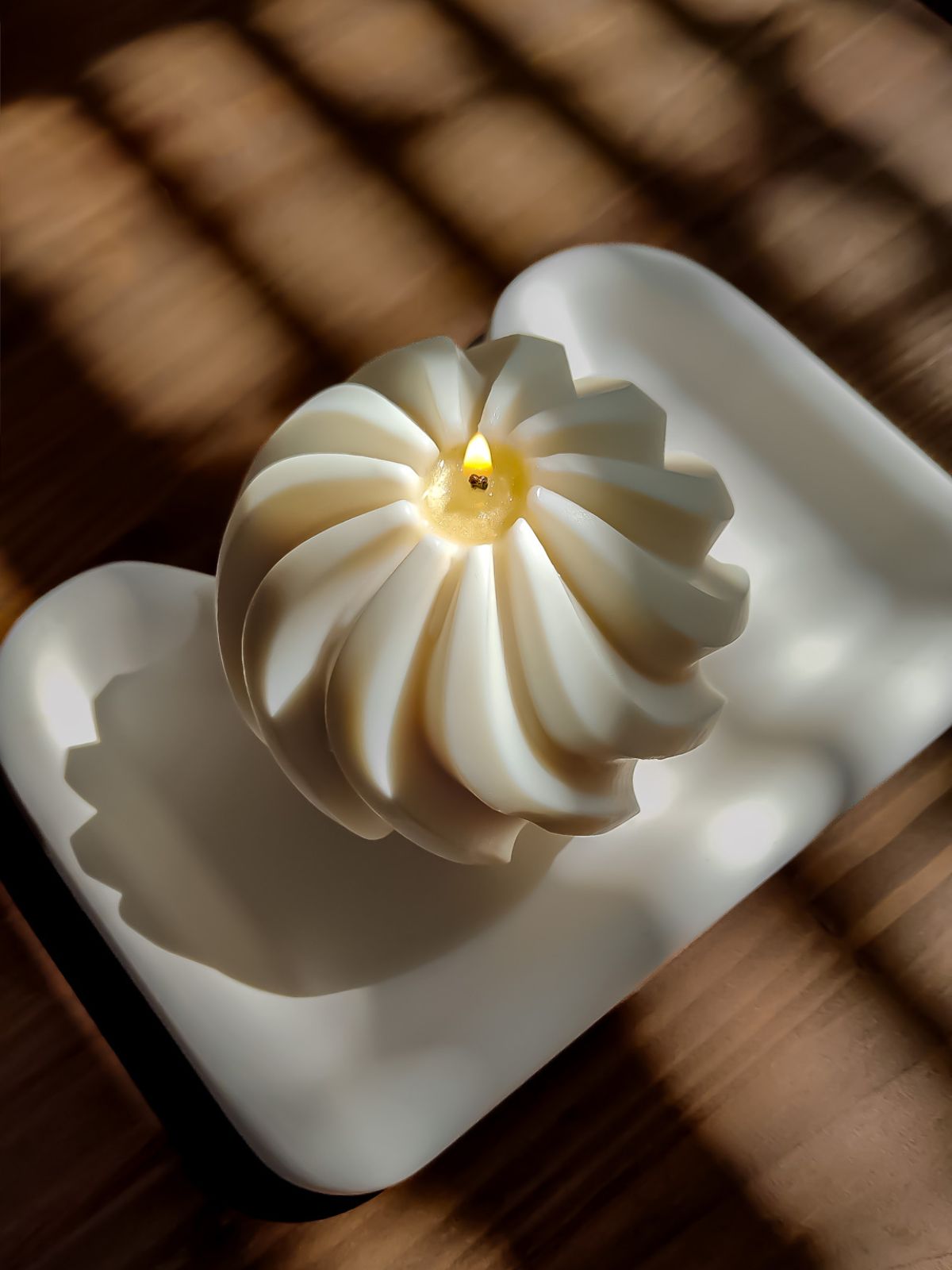 Bougie scuptural décoratif. Un objet déco et chaleureux. Fabrication artisanale et 100% naturelle.