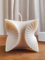 Bougie sculptural en forme de cube abstrait. idée cadeau à offrir. bougie artisanal naturelle et parfumée.