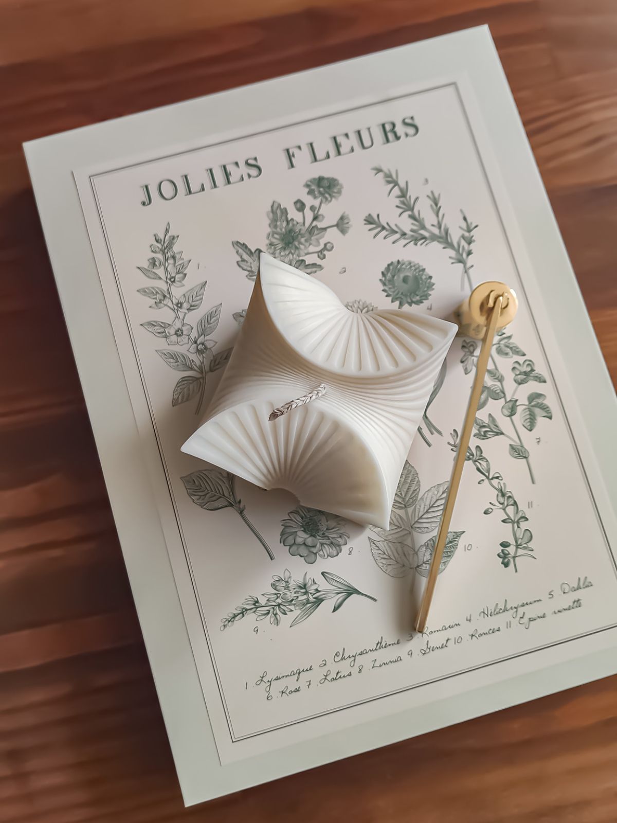  bougie design en forme de cube abstrait. idée cadeau à offrir. bougie artisanal naturelle et parfumée.