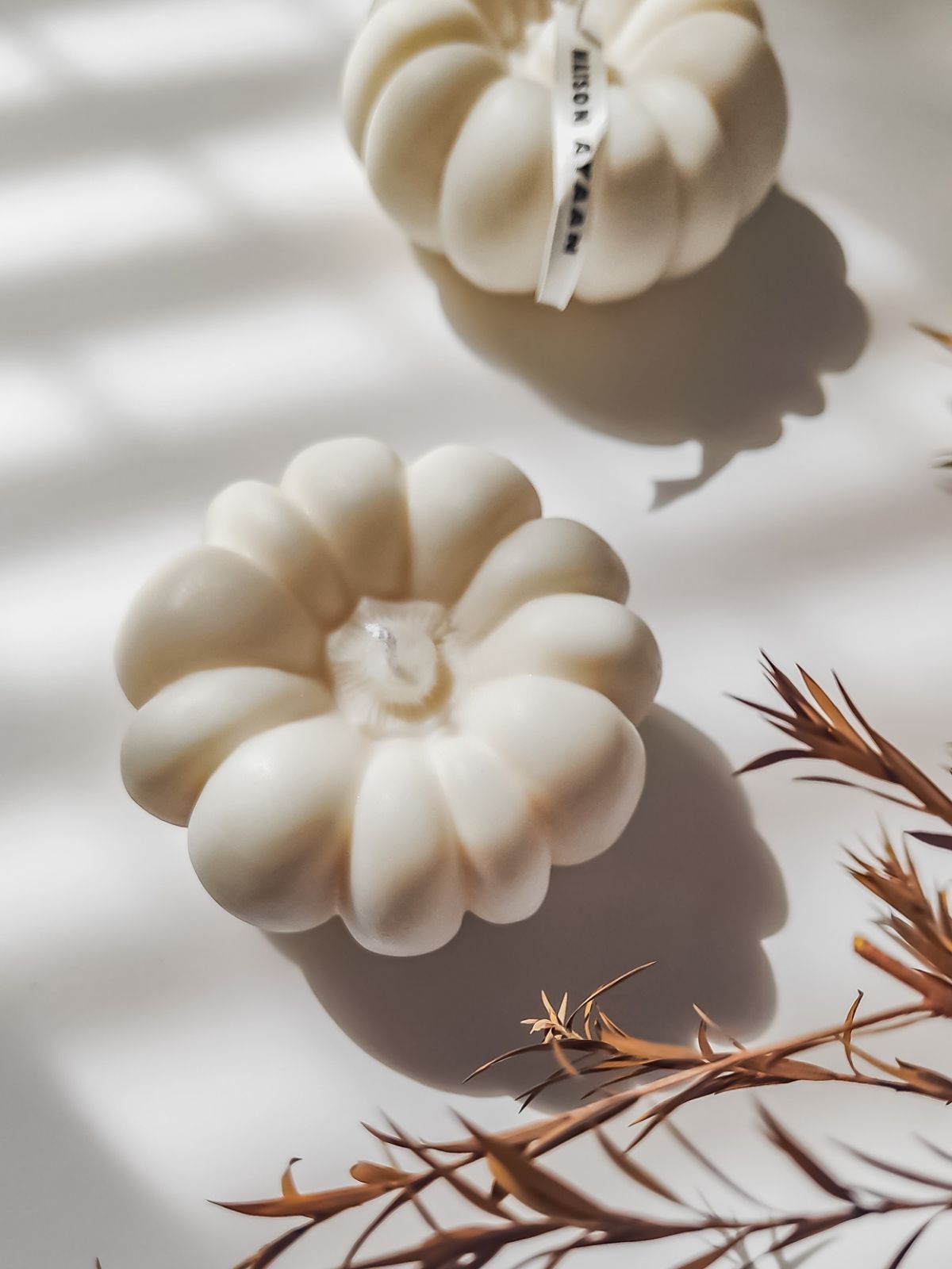 Grande Bougie décorative et artisanale forme citrouille. déco parfumée pour l'automne.  fabriqué en cire naturelle dans la ville de Lyon. bougie potiron decorative.