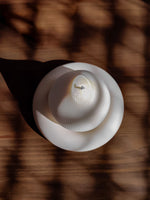 Grande bougie décorative parfumée en forme de goutte avec une jolie texture cadrillé. Décoration de table basse, de 
 bibliothèque, ou de comptoire à coté de vase ou de tableau. Objet déco raffinée et chaleureux pour intérieur. Bougie sculpturale artisanale fabriquée en cire de soja naturelle en France dans la ville de Lyon.