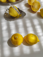 bougie citron, bougie trompe l'oeil été, dolce vita décoration ete dolcevita. bougie parfumée agrume, déco jaune, table d'été déco colorée. fait main, artisat frabçais et local. made in Lyon. décoration table d'été, décore tendance , trompe l'oeil