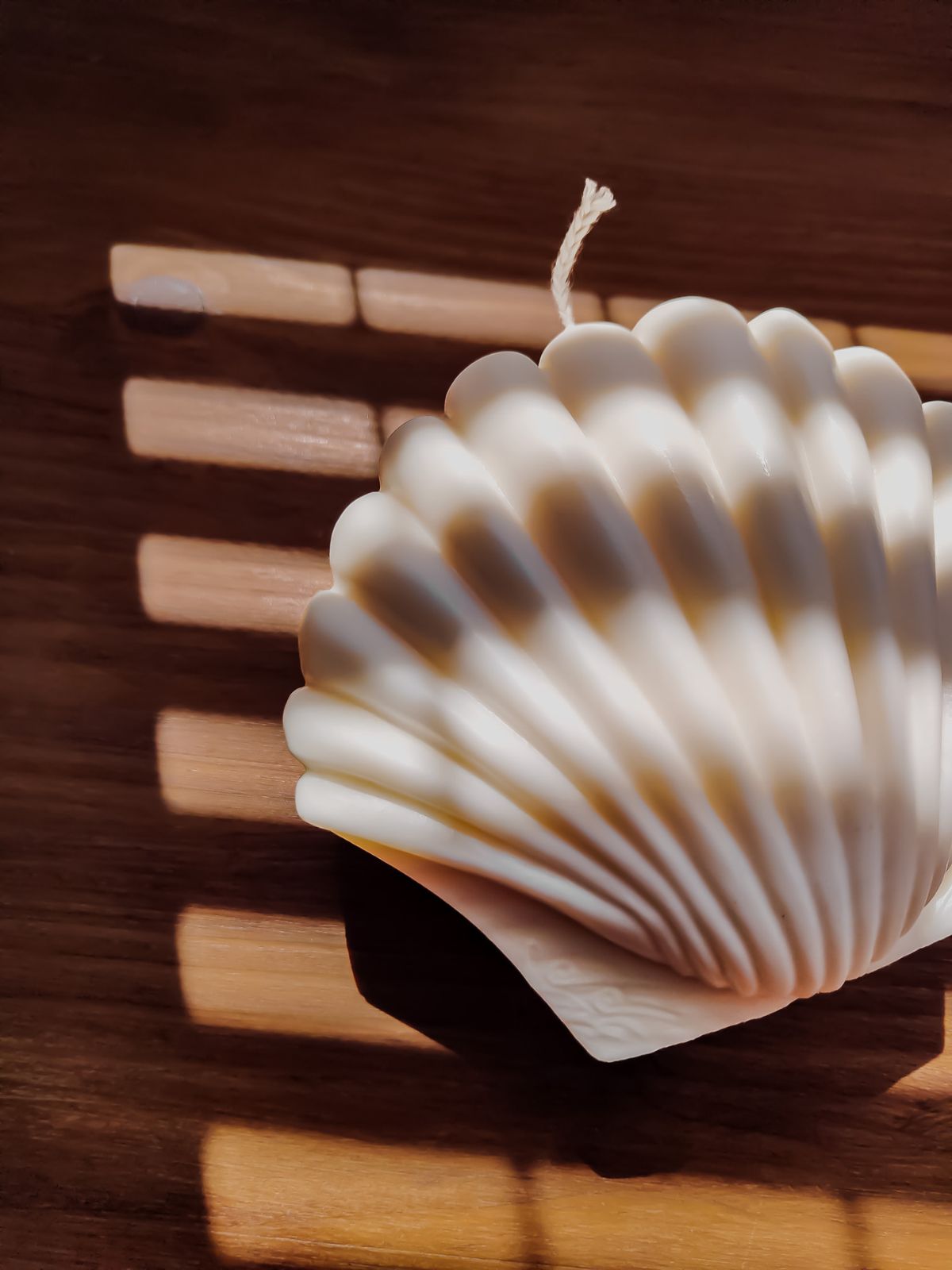 Bougie parfumée en forme coquillage. Décore aquatique tendance pour une ambiance bord de mer. bougie naturelle en cire de soja 100% végétale.