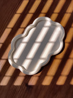 plateau déco en forme de grand nuage. plateau créaif de couleur claire et neutre. plateau artisanal fabriqué en France.