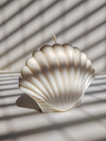 Bougie parfumée en forme coquillage. Décore aquatique tendance pour une ambiance bord de mer. bougie naturelle en cire de soja 100% végétale.