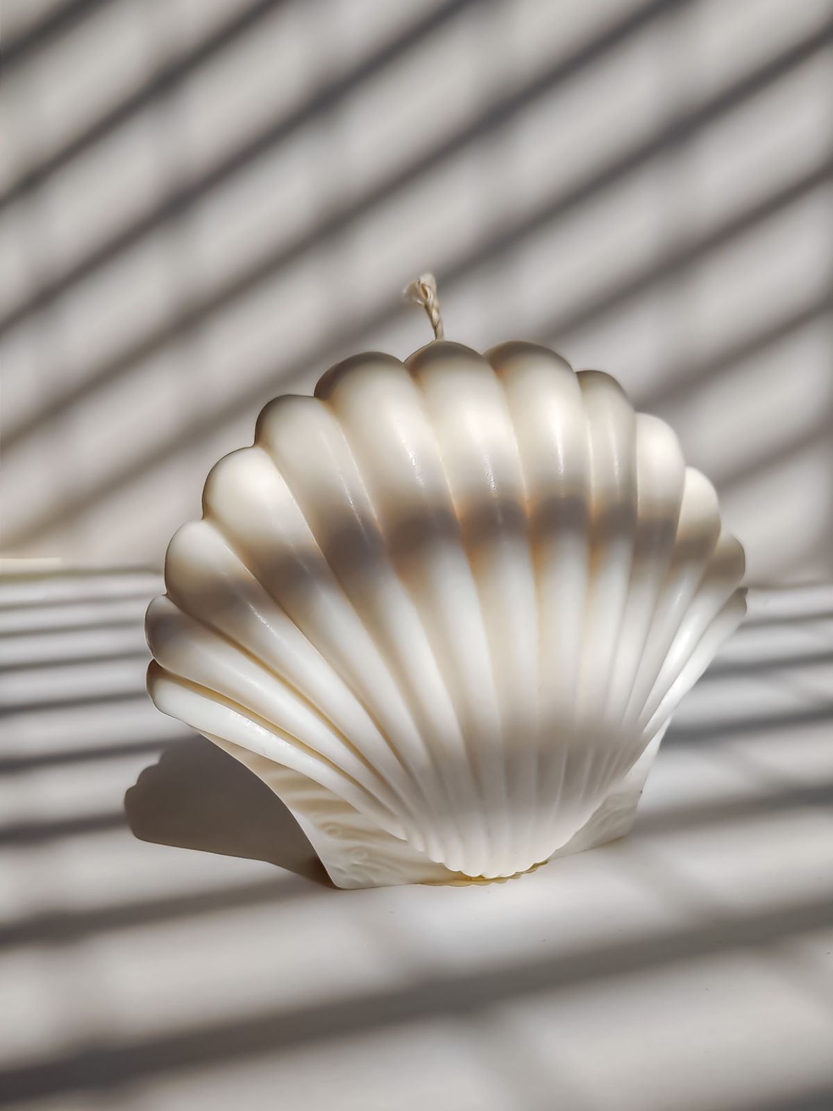 Bougie parfumée en forme coquillage. Décore aquatique tendance pour une ambiance bord de mer. bougie naturelle en cire de soja 100% végétale.