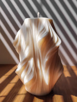 Grande bougie déco en forme de drapé. Objet décorative de maison artisanal. bougie pour décorer table basse, bibliothèque, ou centre de table. fabriquée à la main en France a base de cire de soja 100% naturelle. bougie décorative parfumée.