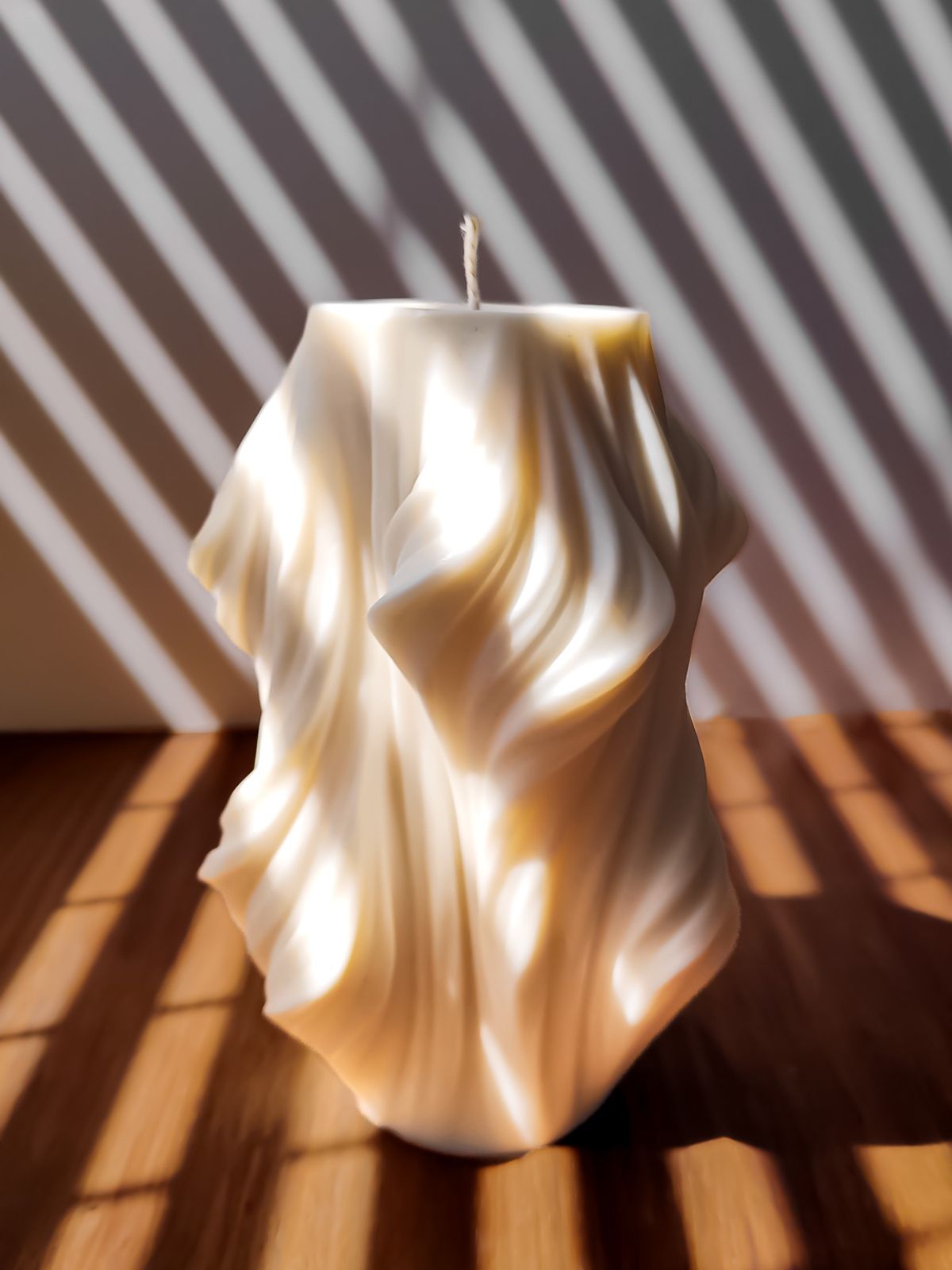 Grande bougie déco en forme de drapé. Objet décorative de maison artisanal. bougie pour décorer table basse, bibliothèque, ou centre de table. fabriquée à la main en France a base de cire de soja 100% naturelle. bougie décorative parfumée.