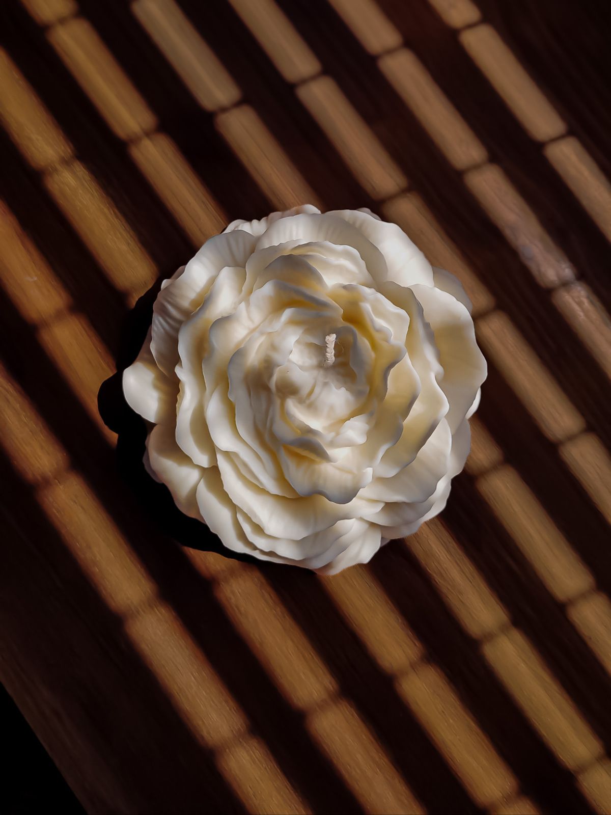 Grande Bougie pivoine naturelle et parfumée - Maxi Bougie en fleur une décoration sculpturales et fantaisiste pour une touche glamour de son intérieur.