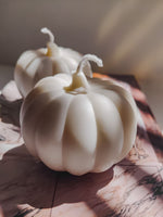 Bougie décorative et artisanale forme citrouille. déco parfumée pour l'automne.  fabriqué en cire naturelle dans la ville de Lyon. bougie potiron decorative.