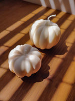 Bougie décorative et artisanale forme citrouille. déco parfumée pour l'automne.  fabriqué en cire naturelle dans la ville de Lyon. bougie potiron decorative.
