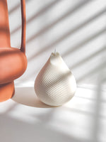 Grande bougie décorative parfumée en forme de goutte avec une jolie texture cadrillé. Décoration de table basse, de 
 bibliothèque, ou de comptoire à coté de vase ou de tableau. Objet déco raffinée et chaleureux pour intérieur. Bougie sculpturale artisanale fabriquée en cire de soja naturelle en France dans la ville de Lyon.
 