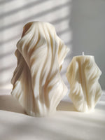 Bougie déco en forme de drapé. Objet décorative de maison artisanal. bougie pour décorer table basse, bibliothèque, ou centre de table. fabriquée à la main en France a base de cire de soja 100% naturelle. bougie décorative parfumée.