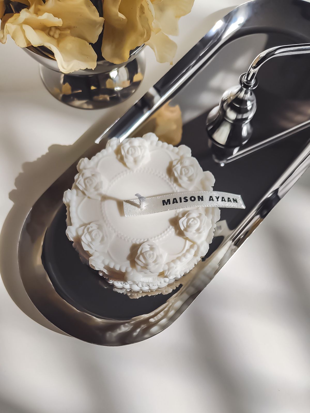 Bougie décorative Gâteau – Bougie sculpturale trompe-l’œil en cire naturelle

Décoration en forme de gâteau orné de délicates roses sculptées, une création originale qui s’inscrit dans la tendance trompe-l’œil inspirée de la pâtisserie.
Bougie Layer cake en cire. gourmandire décorative.