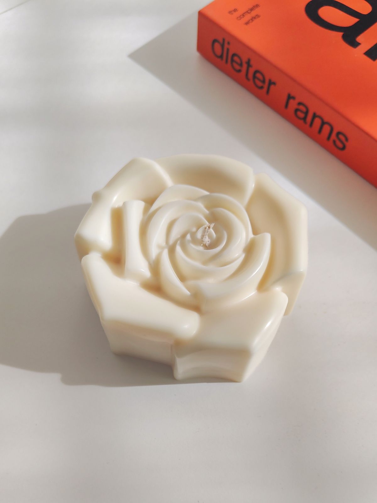 grande bougie en rose parfumée en cire de soja naturelle. bougies sculpturales artisanal et fabriqué en France. Une décoration luxueuse pour la touche haute gamme. Un beau cadeauu à offrir