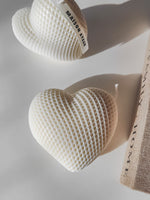 Jolie cadeau en forme de coeur avec une texture cadrillé pour une ambiance romantique et boheme. Bougies décoratives parfumées de table en forme de coeur. idée cadeau st valentin à offrir. Cadeau idéale pour les amoureux.