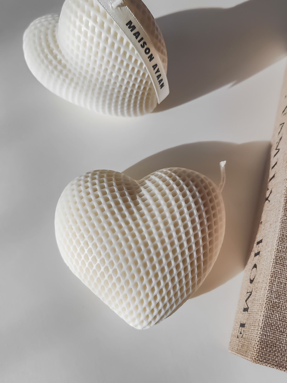 Jolie cadeau en forme de coeur avec une texture cadrillé pour une ambiance romantique et boheme. Bougies décoratives parfumées de table en forme de coeur. idée cadeau st valentin à offrir. Cadeau idéale pour les amoureux.