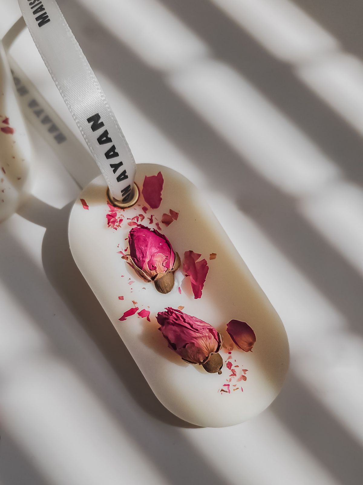 palet botanique parfumé musc rose. Désodorisant garde robe placard et tiroir. palet parfumé botanique fleur de rose . MUSC parfum musqué, poudré et doux. desodorisant garde robe et parfum de maison. fondnat parfumé d'interieur. fondant pour bruleur
