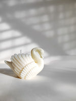 Bougie cygne, déco mariage raffinée. bougie decorative cygne parfuméé. fabrication artisanale en cire naturelle. bougie sculpturale luxe. idee cadeau invité mariage, baptème, cadeau marié prestige. fabrication française. swan candle. swan. décoration cygne.