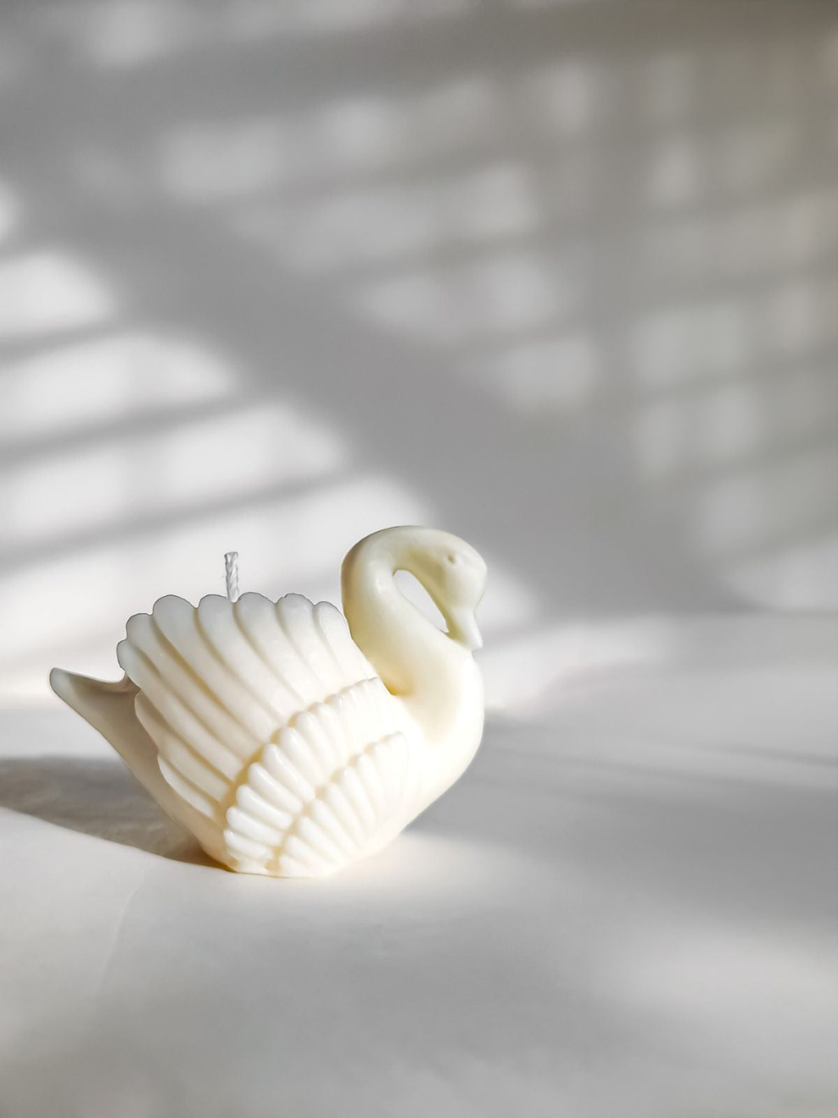 Bougie cygne, déco mariage raffinée. bougie decorative cygne parfuméé. fabrication artisanale en cire naturelle. bougie sculpturale luxe. idee cadeau invité mariage, baptème, cadeau marié prestige. fabrication française. swan candle. swan. décoration cygne.