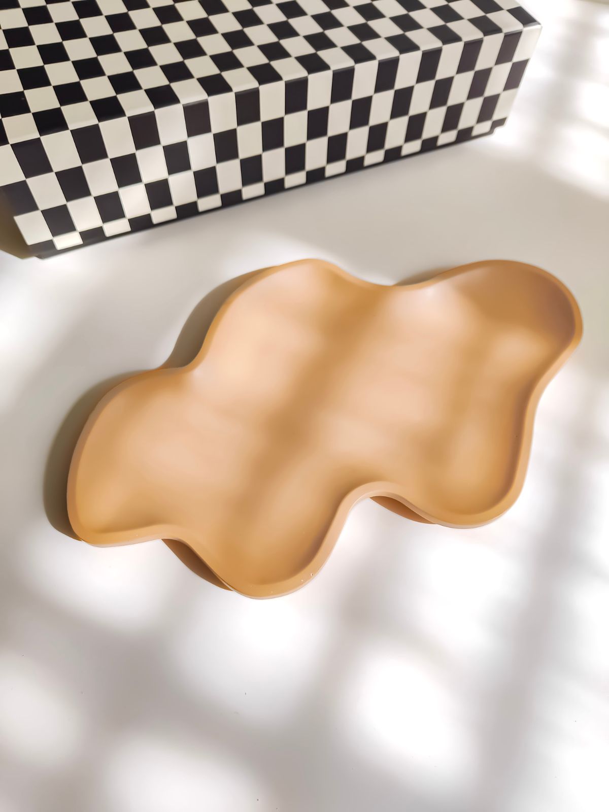 Plateau décoratif artisanal pour bijoux. plat artisanalpour rangement de bijoux. Plateau fabriquée à la main en France en résine écologique naturelle.